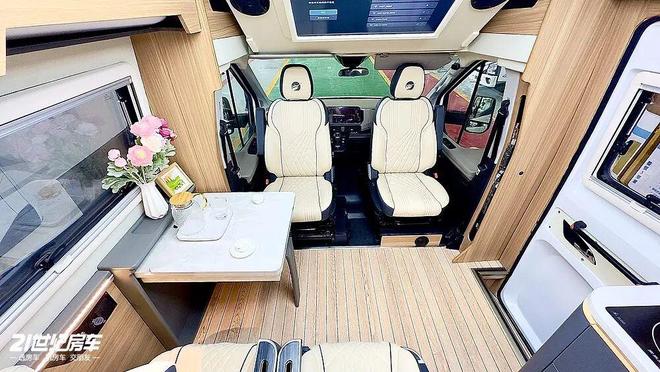 ！这款飞翔T8铁C房车如何做到“配置拉满”？不朽情缘游戏手机版福特23T动力+无接缝车身(图10)