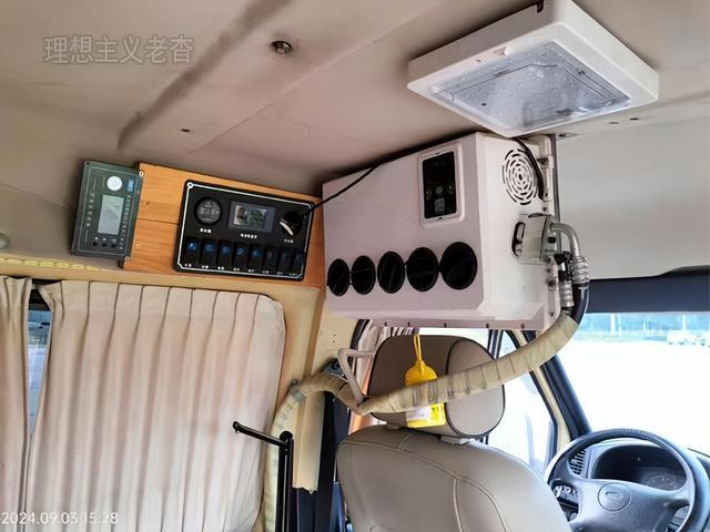 福特全顺改装床车旅行宿营车自驾游更实用不朽情缘平台登录网页车顶铺设太阳能软板(图3)